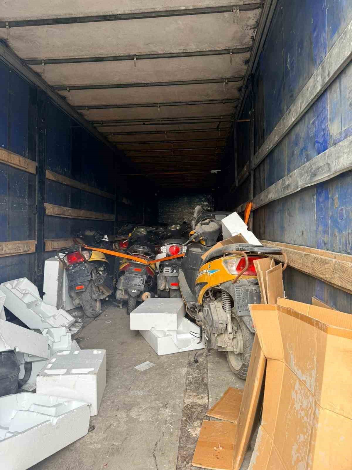 "Nakliye çetesine" İstanbul merkezli 6 ilde operasyon
"Nakliye çetesine" İstanbul merkezli 6 ilde operasyon