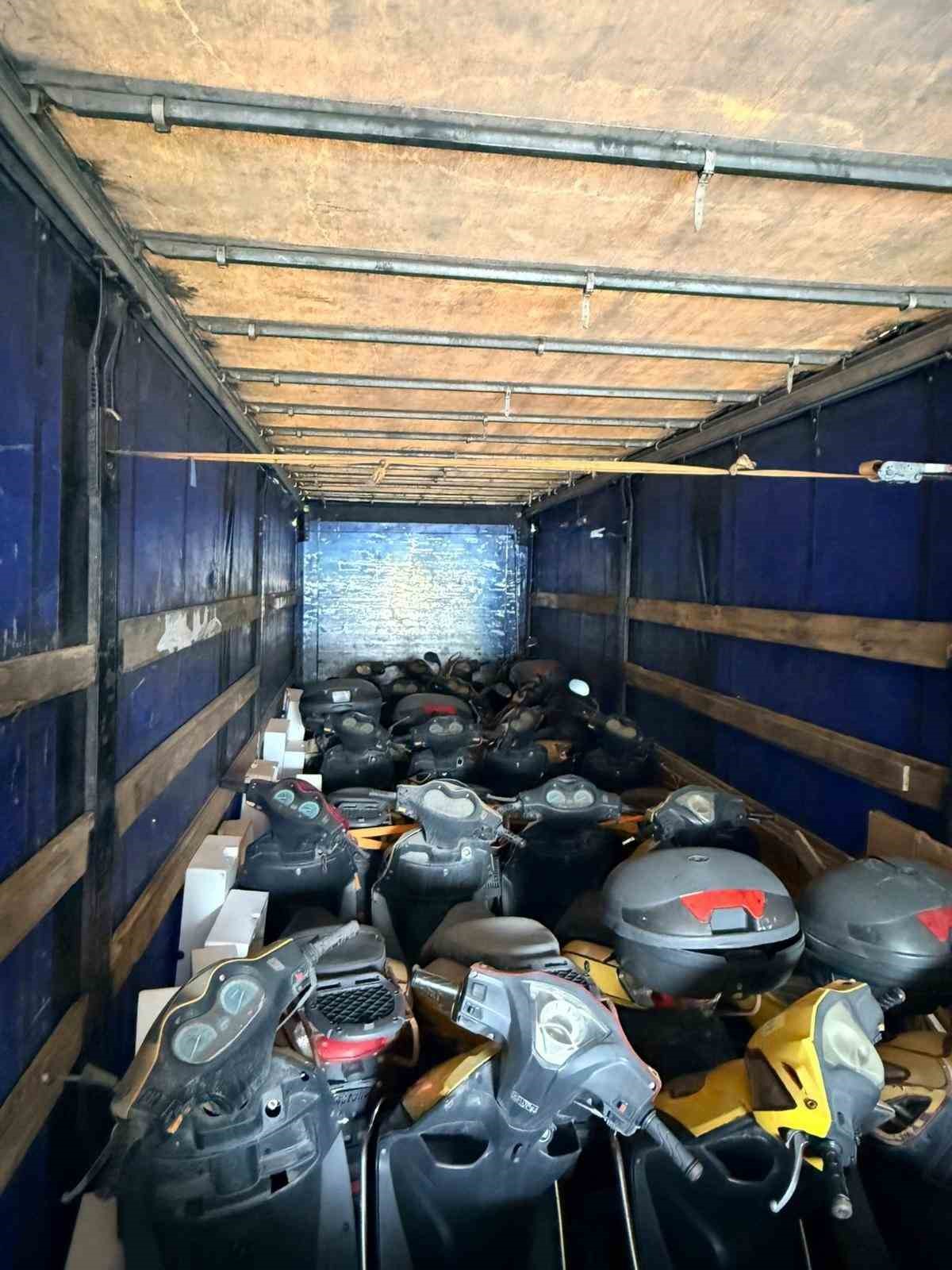 "Nakliye çetesine" İstanbul merkezli 6 ilde operasyon
"Nakliye çetesine" İstanbul merkezli 6 ilde operasyon