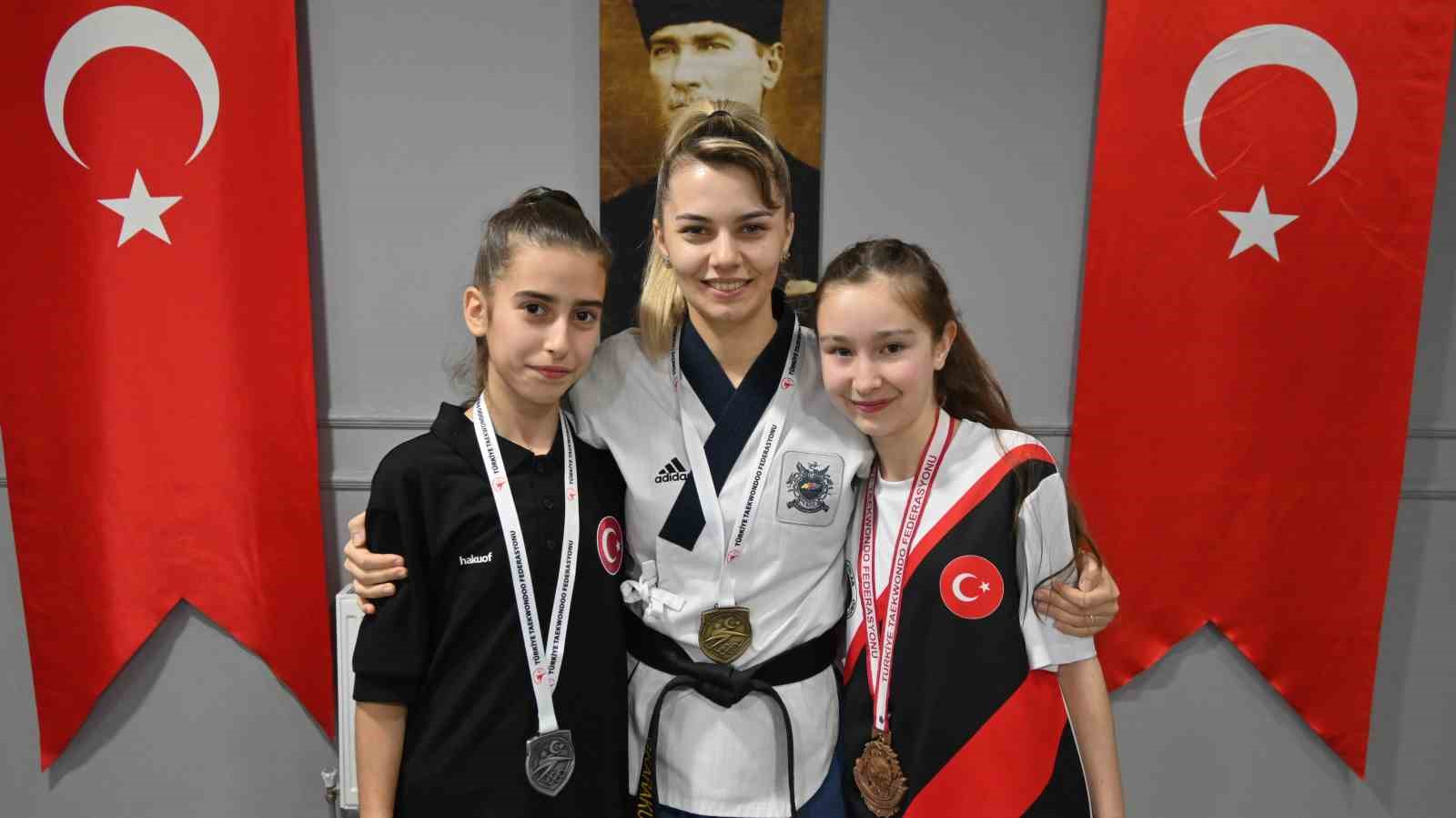 Namağlup taekwondocu 20’nci, öğrencileri de ilk şampiyonluğunu kazandı
Namağlup taekwondocu 20’nci, öğrencileri de ilk şampiyonluğunu kazandı