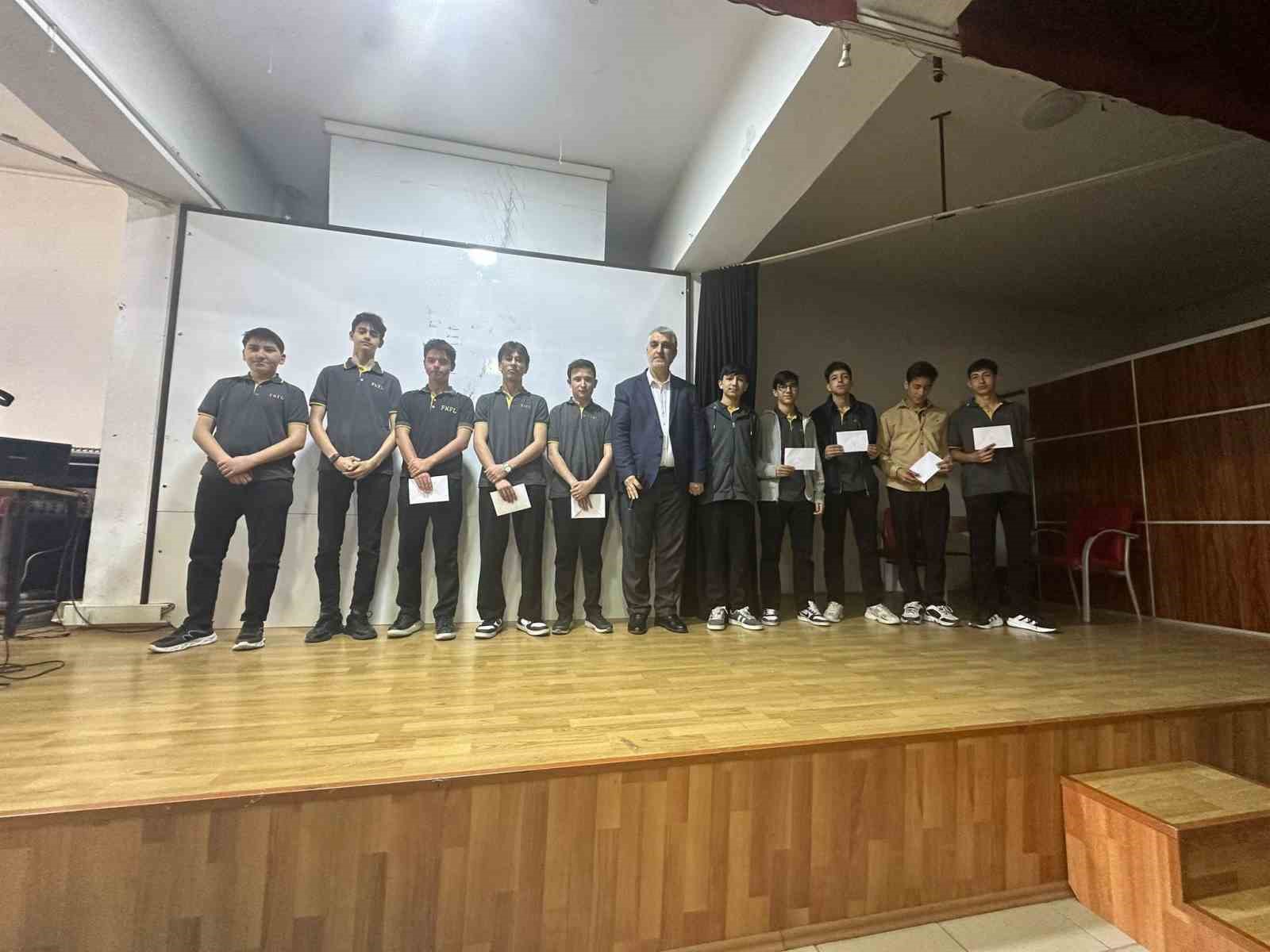 ’Namaz Ağacı’ yarışmasında dereceye giren fen liseli gençlere ödülleri verildi
