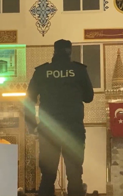 Namaza giden ilçe emniyet müdürü müezzinlik yaptı
