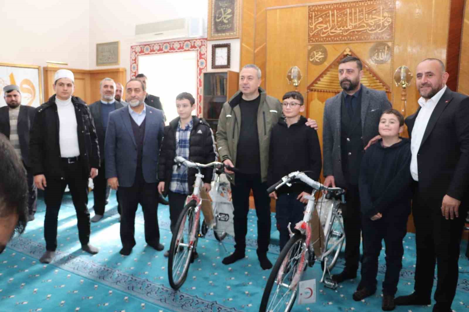 Namazını düzenli kılan öğrenciler ödüllendirildi
