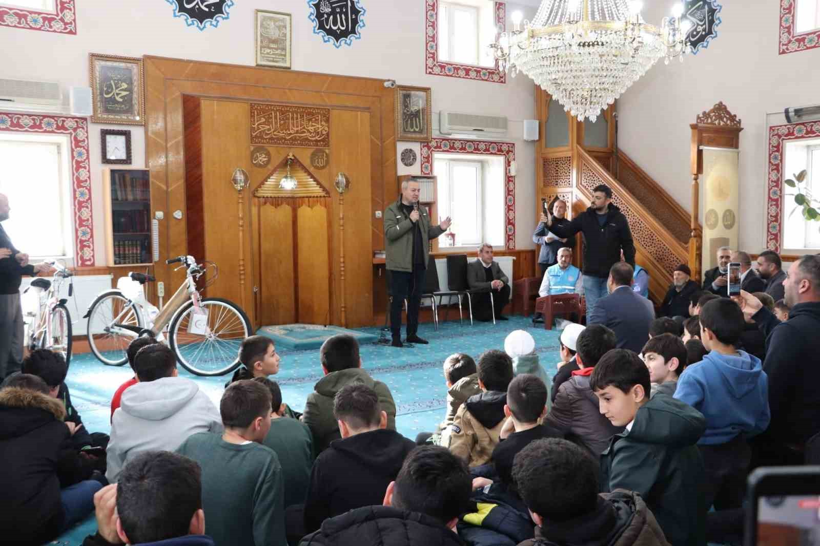 Namazını düzenli kılan öğrenciler ödüllendirildi
