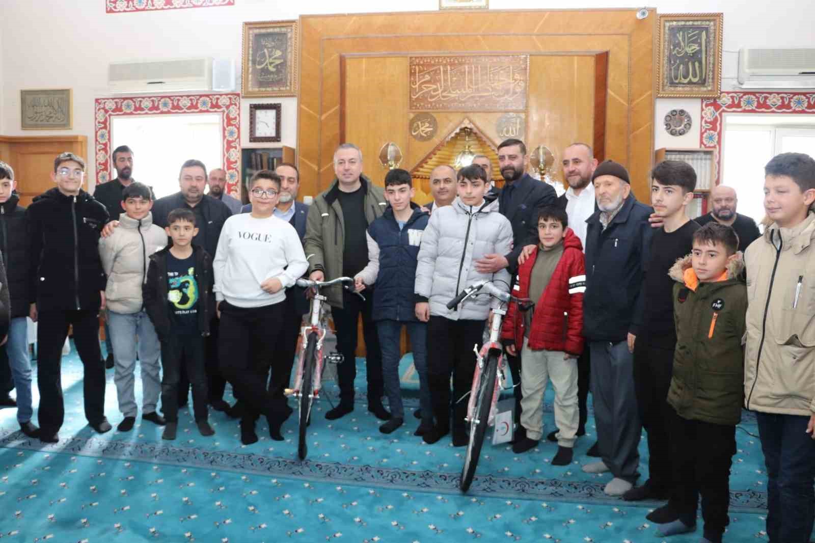 Namazını düzenli kılan öğrenciler ödüllendirildi
