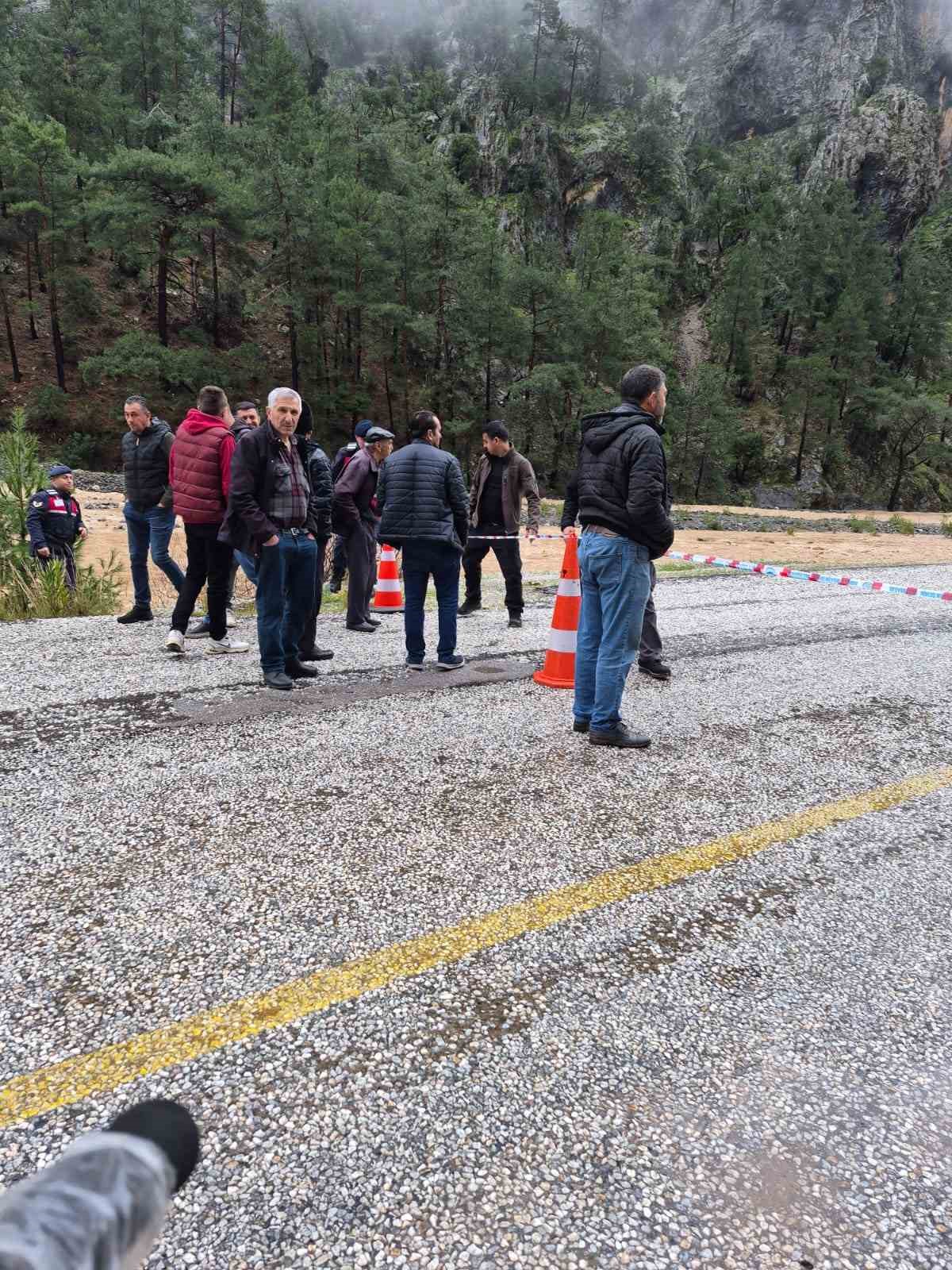 Namnam çayında su seviyesi yükseldi, yol çöktü
