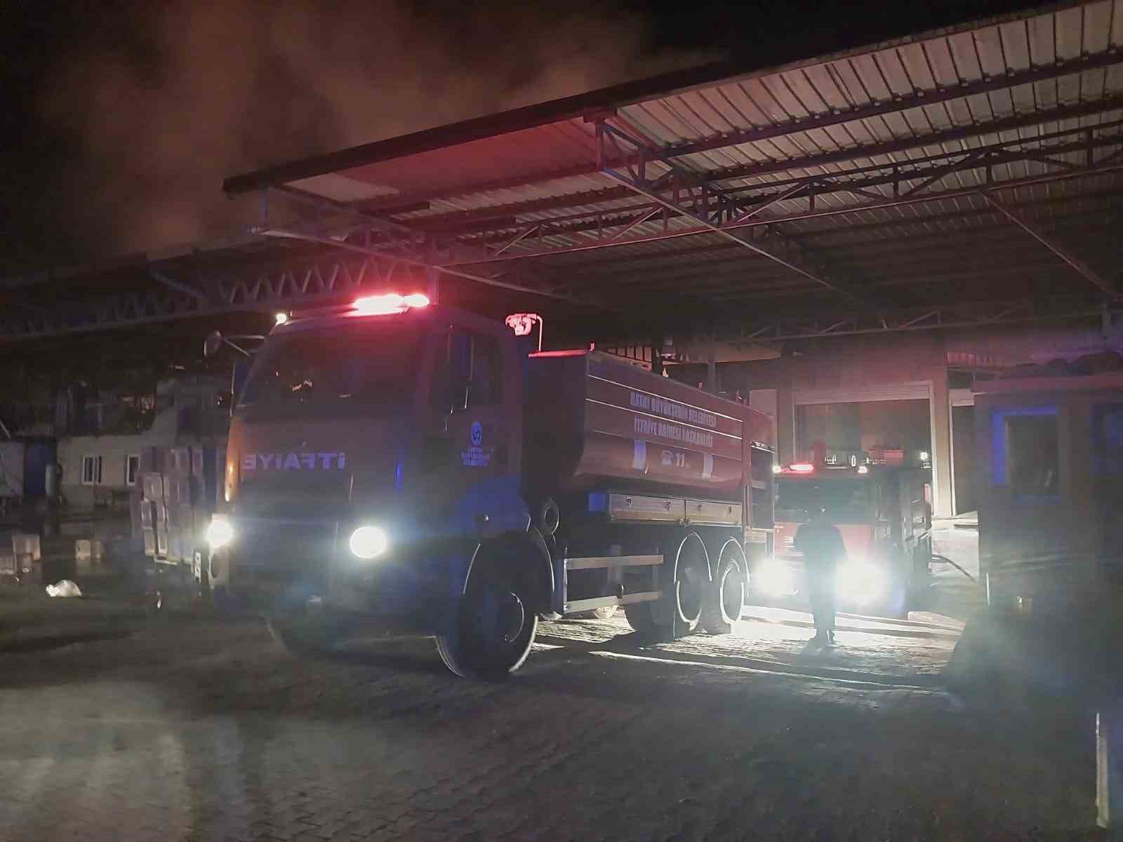 Narenciye paketleme fabrikası alevlere teslim oldu: 60 işçi tahliye edildi, 1 işçi öldü
