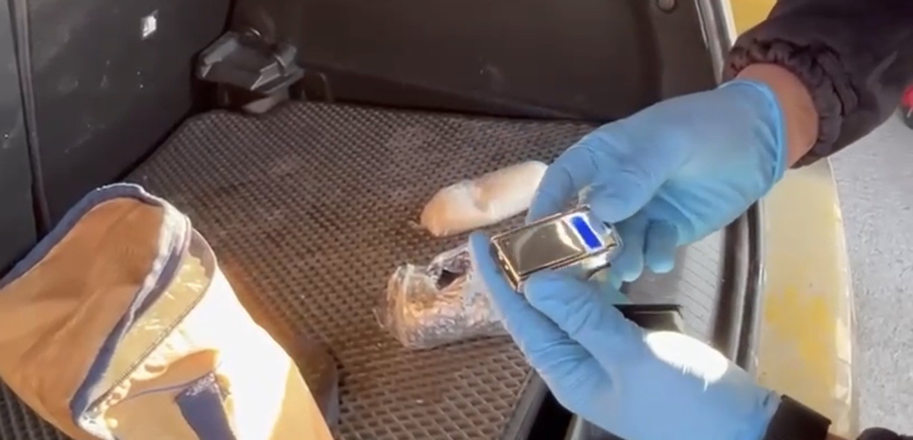 Narkotik dedektör köpeği Pera, araca saklanmış uyuşturucuyu buldu
