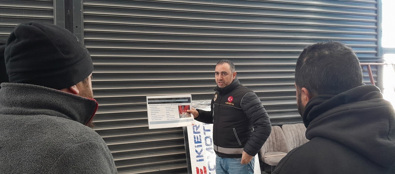 Narkotik ekiplerinden önleyici bilgilendirme çalışması
