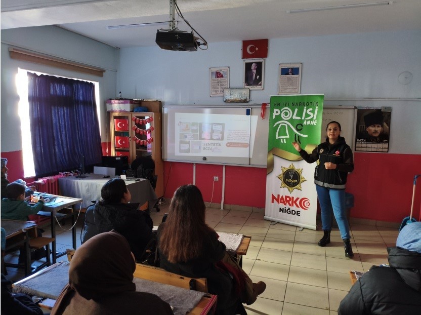 Narkotik ekiplerinden önleyici bilgilendirme çalışması
