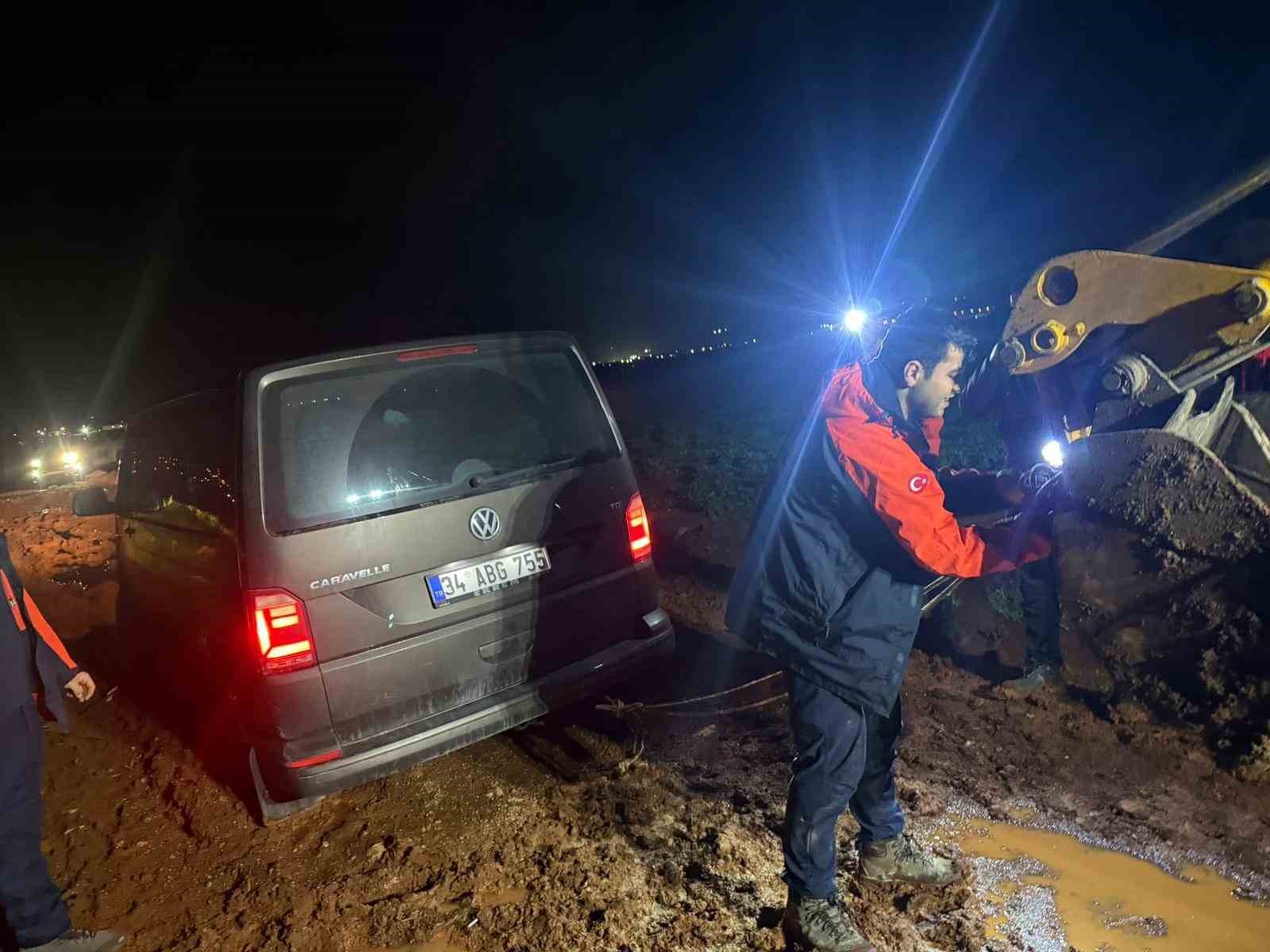 Navigasyon yardımıyla yolculuk yapan minibüsteki 10 kişi çamurlu yolda mahsur kaldı
