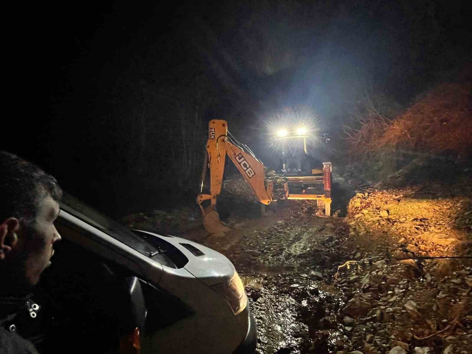Navigasyonun yanılttığı 3 kişi, dağ yolunda araçla çamura saplanarak mahsur kaldı
