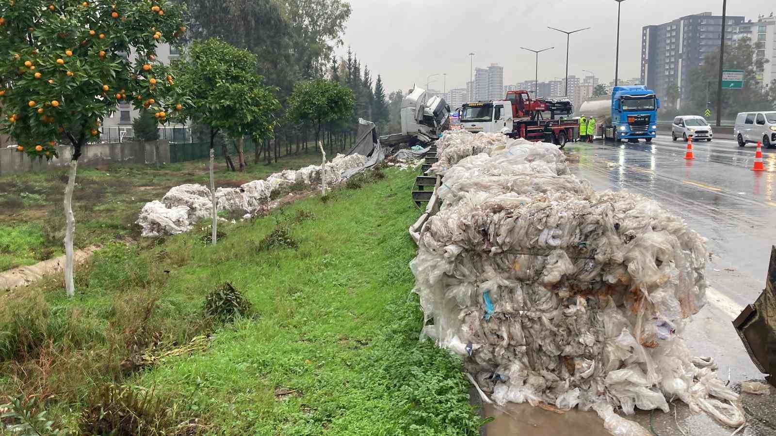 Naylon atık yüklü tır bariyerlere çarptı, otoyol çöplüğe döndü

