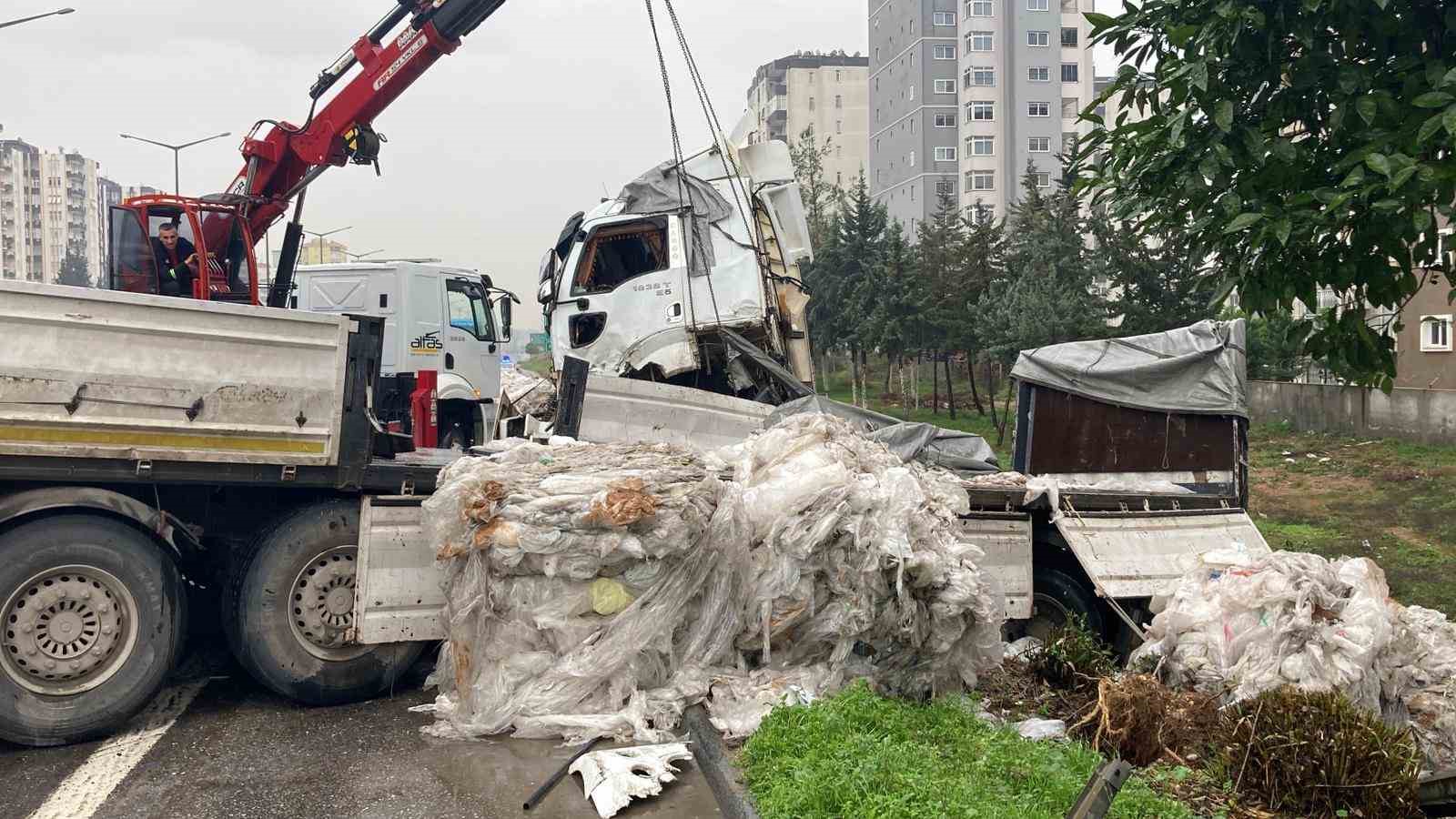 Naylon atık yüklü tır bariyerlere çarptı, otoyol çöplüğe döndü
