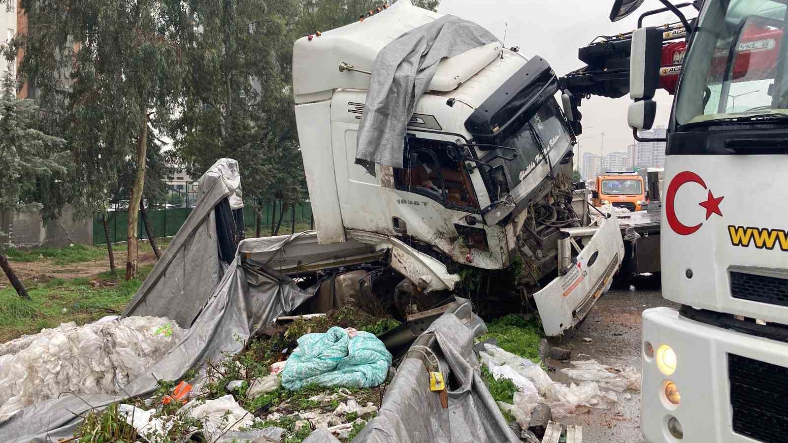 Naylon atık yüklü tır bariyerlere çarptı, otoyol çöplüğe döndü

