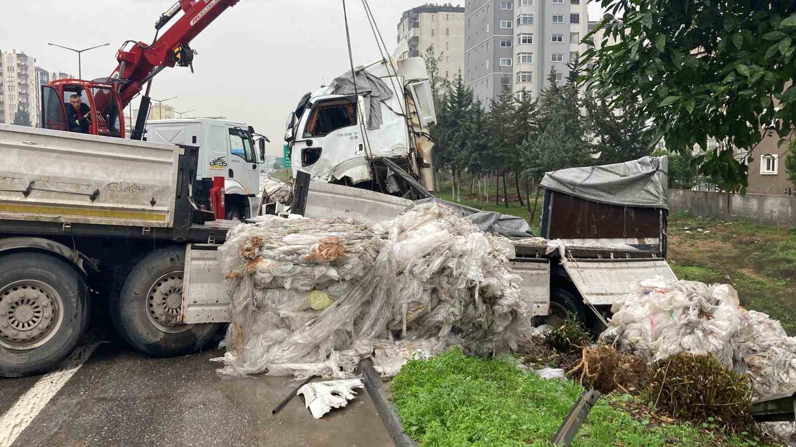 Naylon atık yüklü tır bariyerlere çarptı, otoyol çöplüğe döndü
