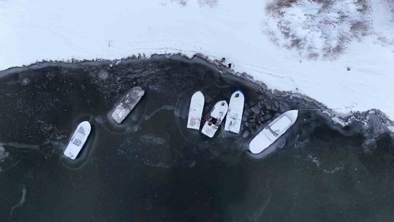 Nazik Gölü kısmen dondu, balıkçı tekneleri buzlar arasında kaldı
