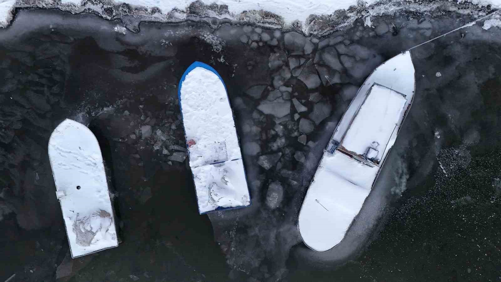 Nazik Gölü kısmen dondu, balıkçı tekneleri buzlar arasında kaldı
