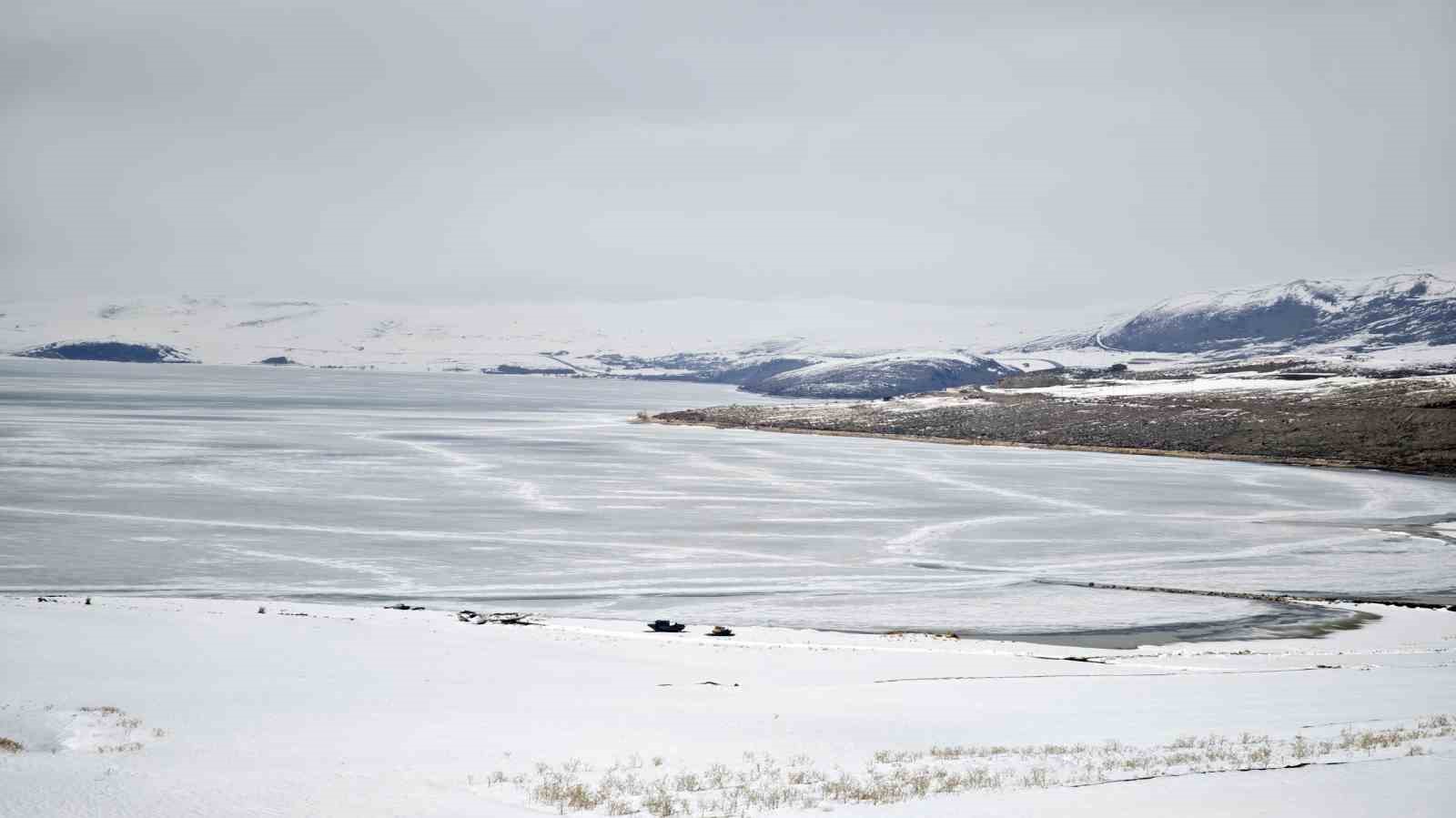 Nazik Gölü’nde buzların çözülmesi bu yıl gecikti
