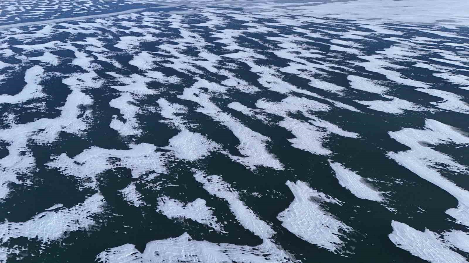 Nazik Gölü’nün donan yüzeyi görsel şölen sunuyor
