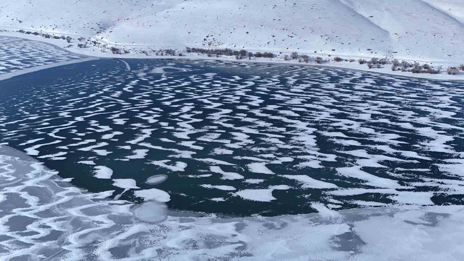 Nazik Gölü’nün donan yüzeyi görsel şölen sunuyor
