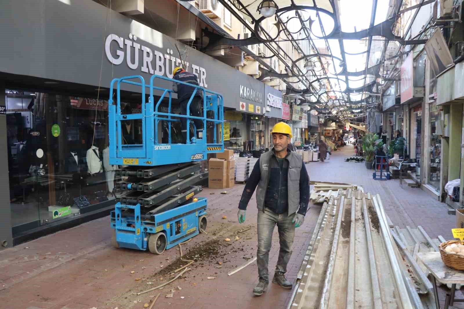 Nazilli Ayakkabıcılar Sokağı’nda çatı yenileme çalışmaları yeniden başladı
