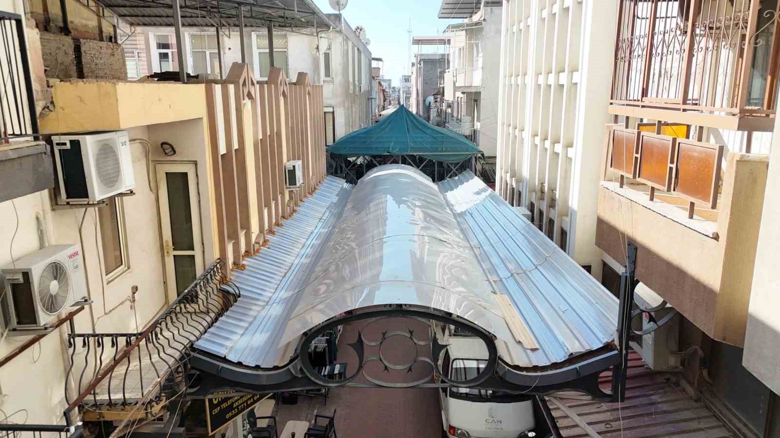 Nazilli Ayakkabıcılar Sokağı’nda çatı yenileme çalışmaları yeniden başladı
