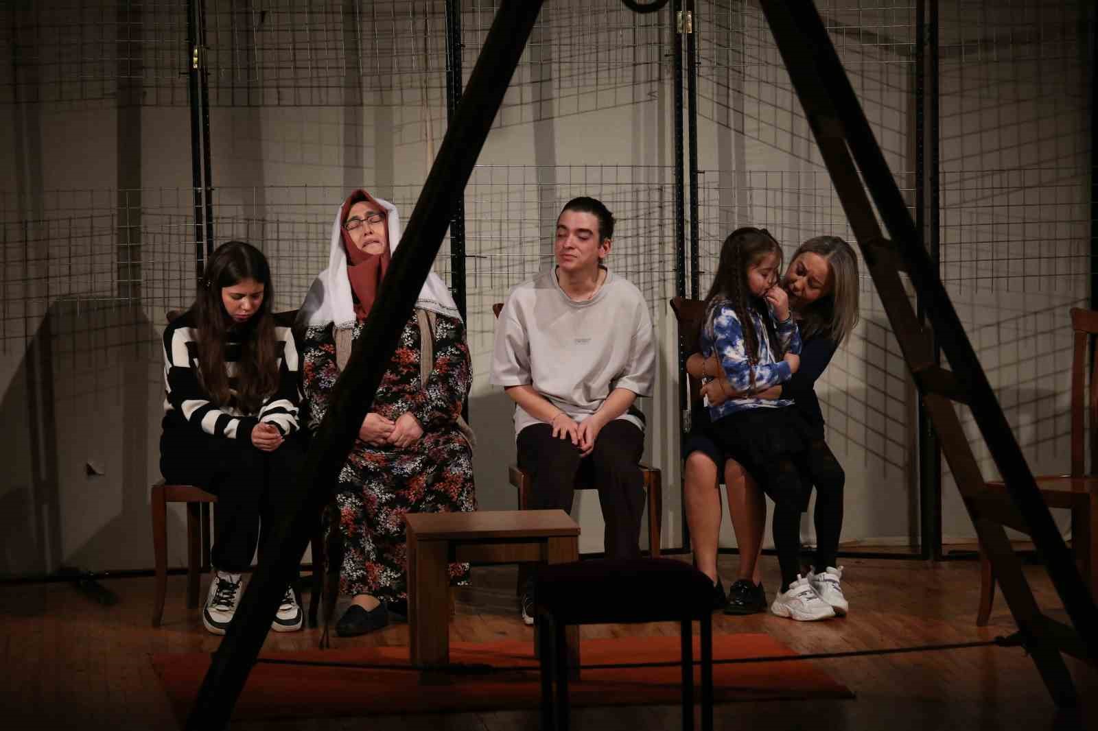 Nazilli HEM tiyatro ekibinin oyunu beğenildi
