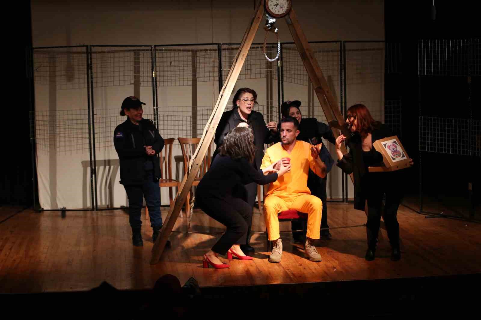 Nazilli HEM tiyatro ekibinin oyunu beğenildi
