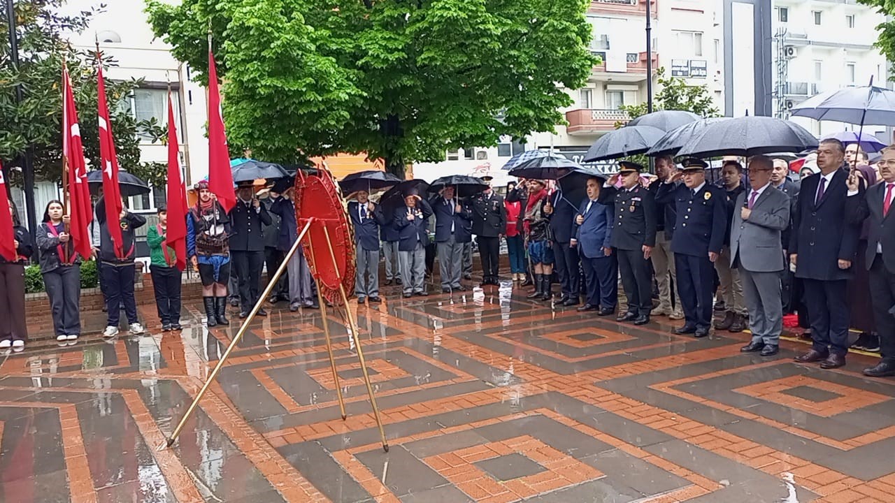 Nazilli’de 23 Nisan yağmur altında kutlandı
