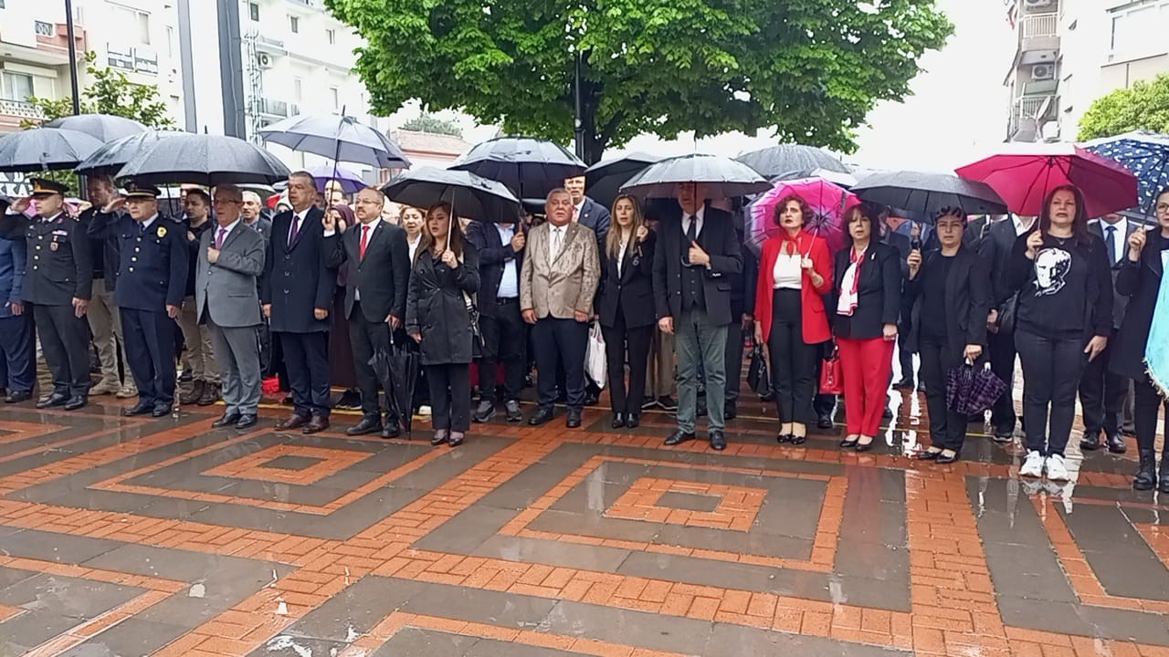 Nazilli’de 23 Nisan yağmur altında kutlandı
