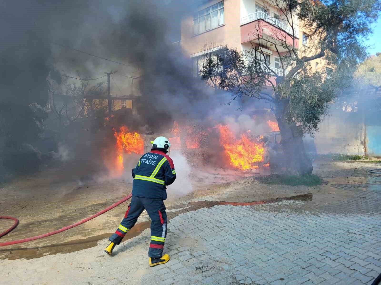 Nazilli’de feci yangın: İki otomobil saniyeler içerisinde kül oldu
