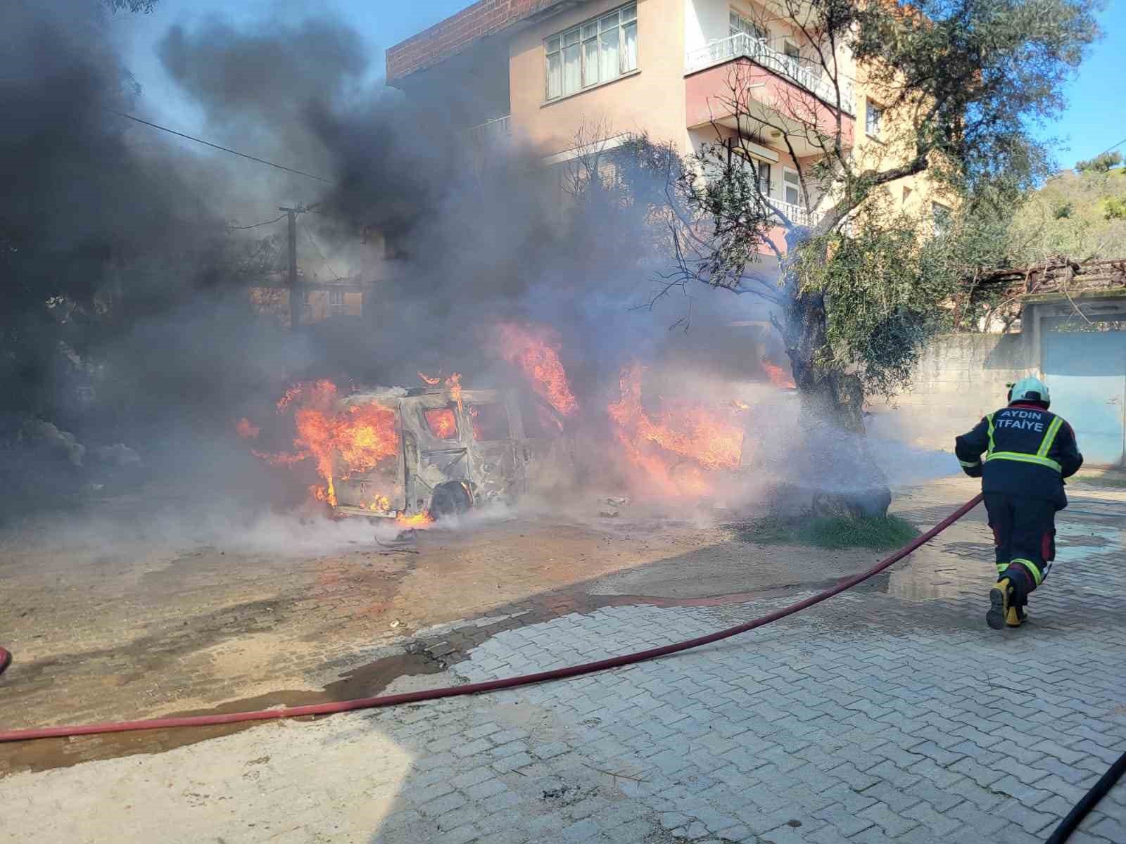 Nazilli’de feci yangın: İki otomobil saniyeler içerisinde kül oldu
