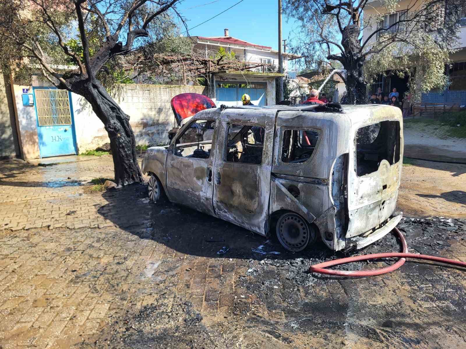 Nazilli’de feci yangın: İki otomobil saniyeler içerisinde kül oldu
