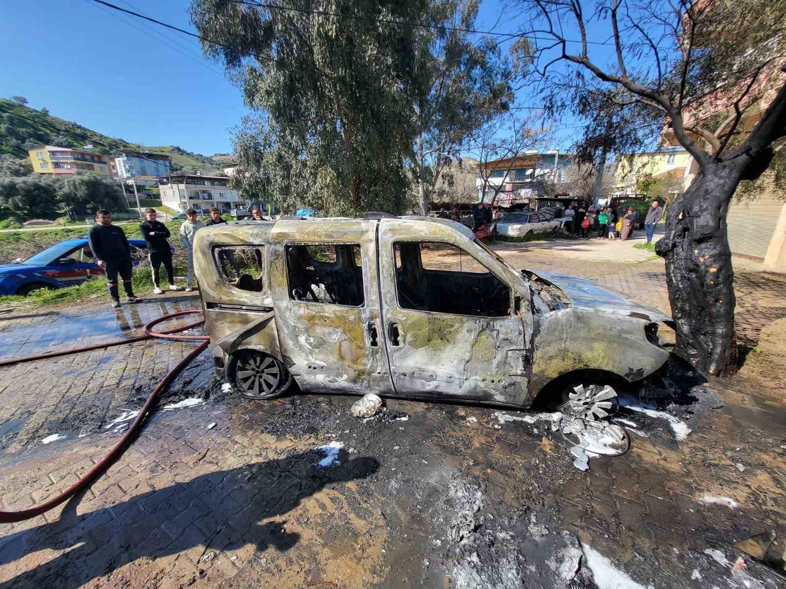 Nazilli’de feci yangın: İki otomobil saniyeler içerisinde kül oldu

