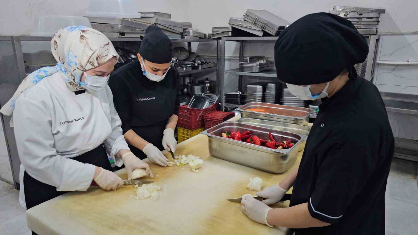 Nazilli’de iftar yemeklerini kız meslek liseliler hazırladı
