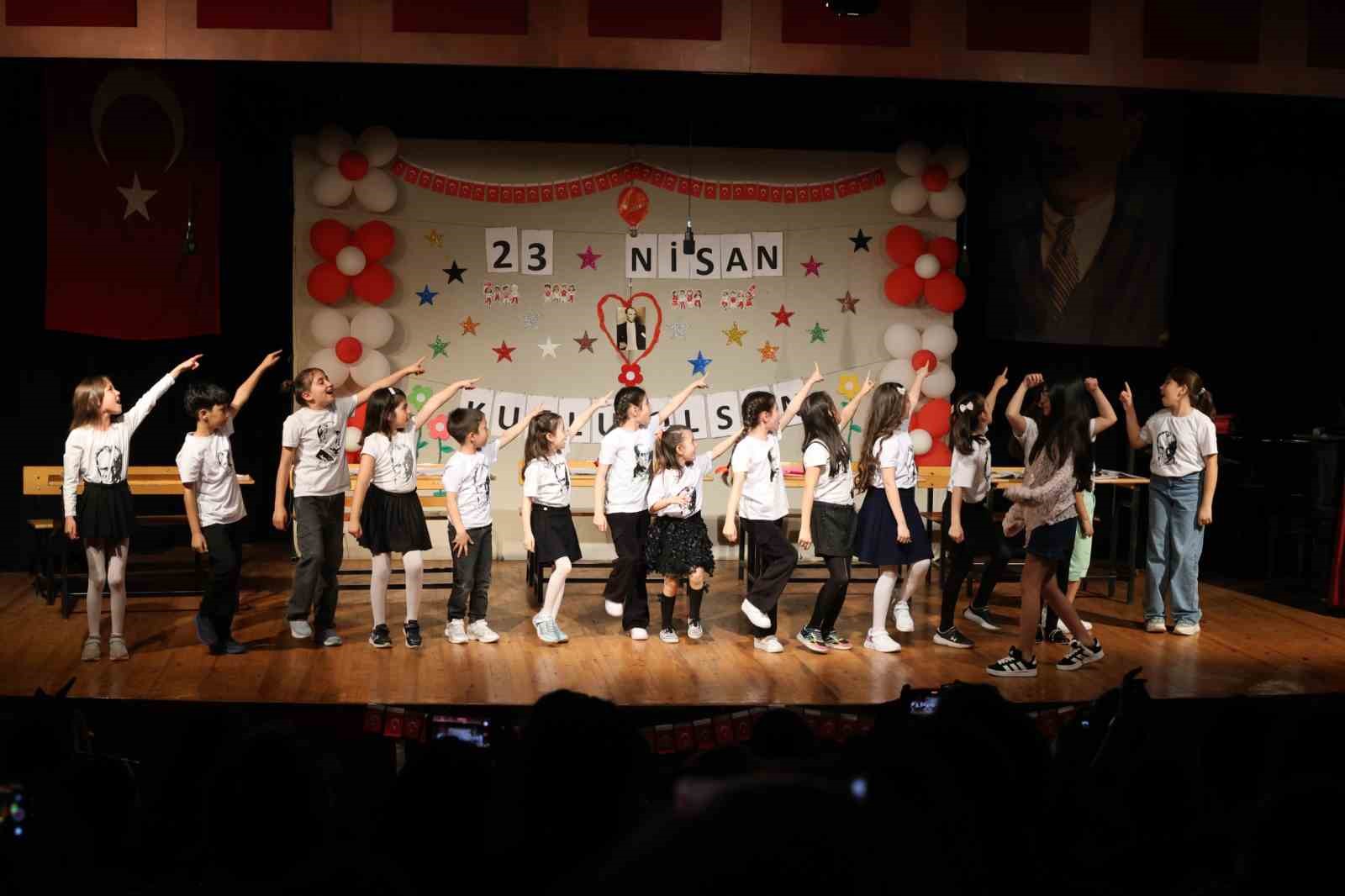 Nazilli’de sahne minik oyuncuların oldu
