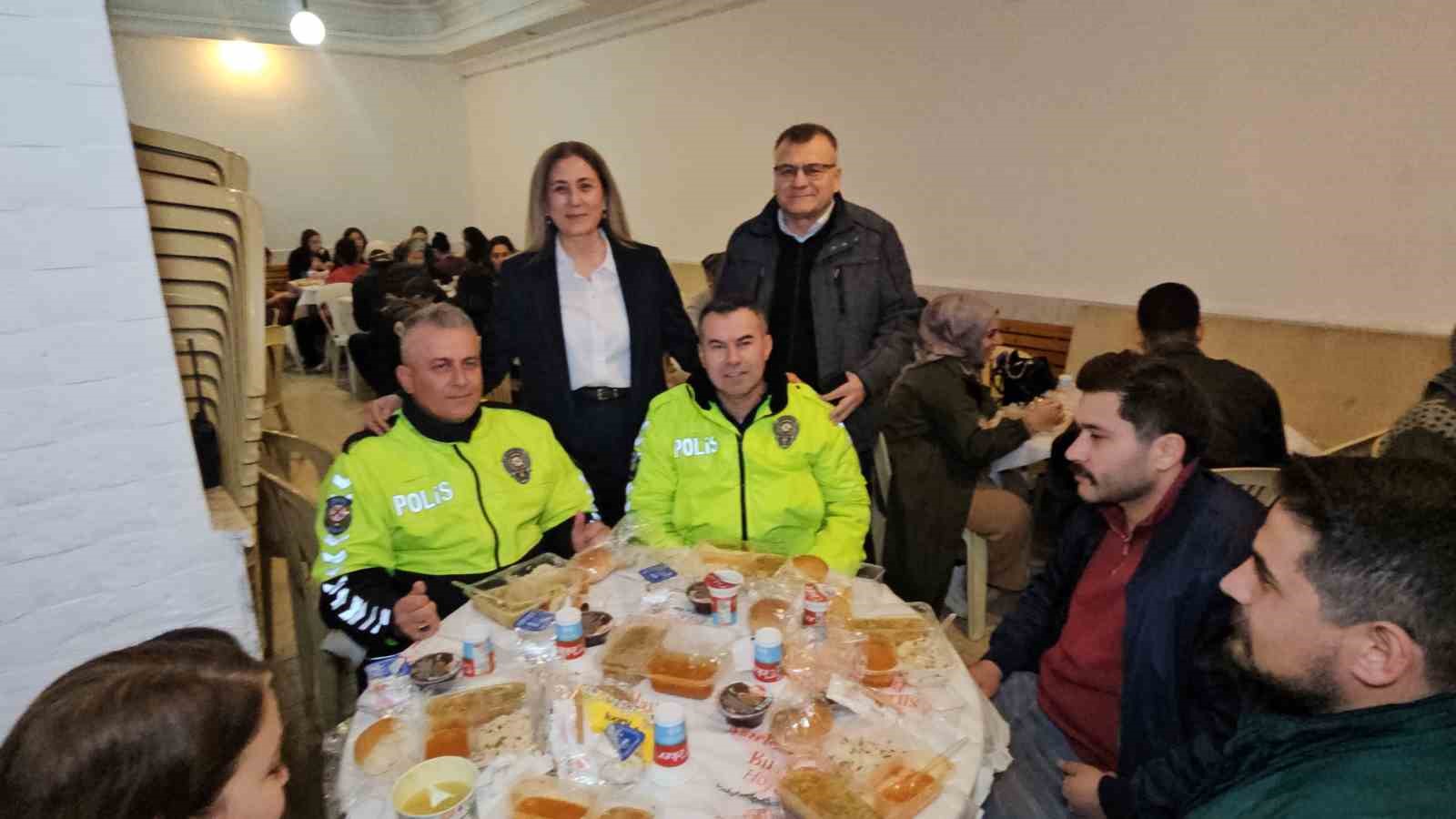 Nazilli’de vatandaşlar Vakıflar Müdürlüğü’nün iftarında buluşuyor
