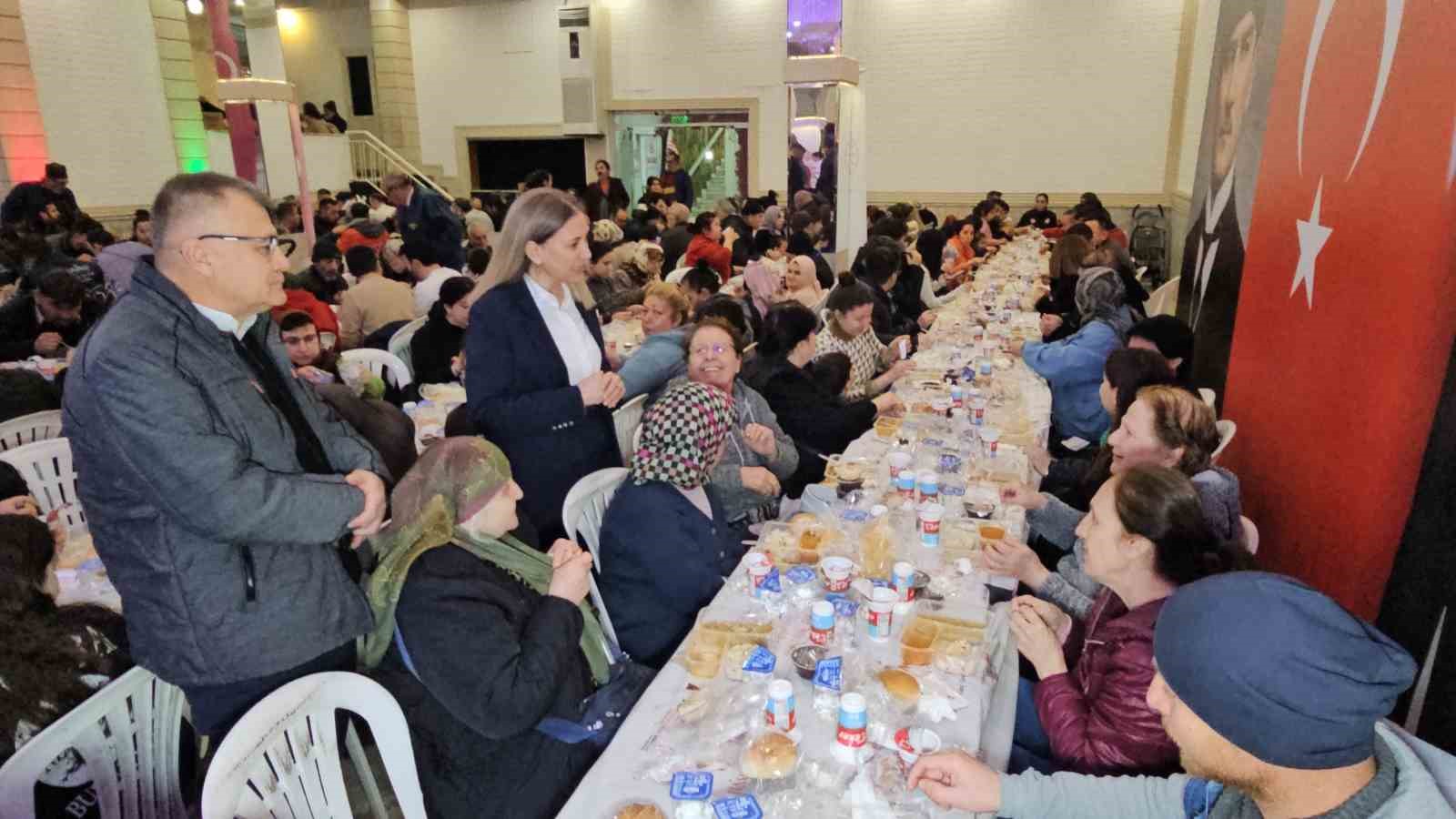 Nazilli’de vatandaşlar Vakıflar Müdürlüğü’nün iftarında buluşuyor
