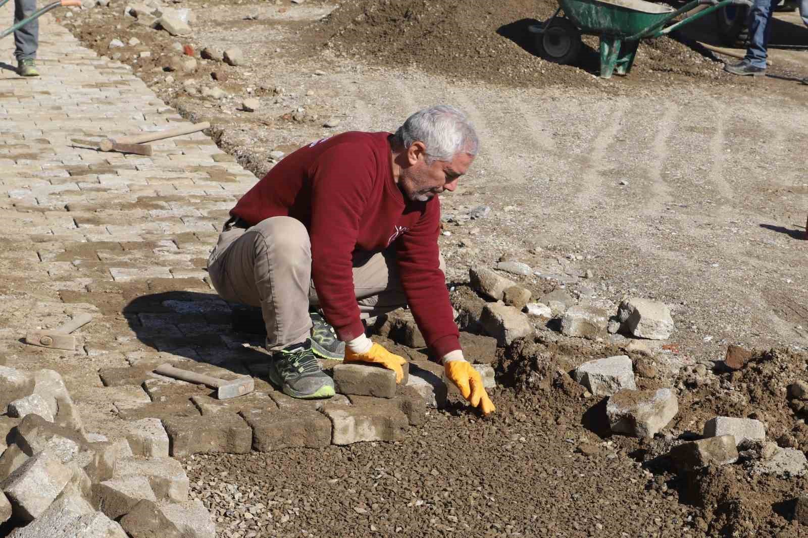 Nazilli’de yol seferberliği, bozulan parkeler yenileniyor
