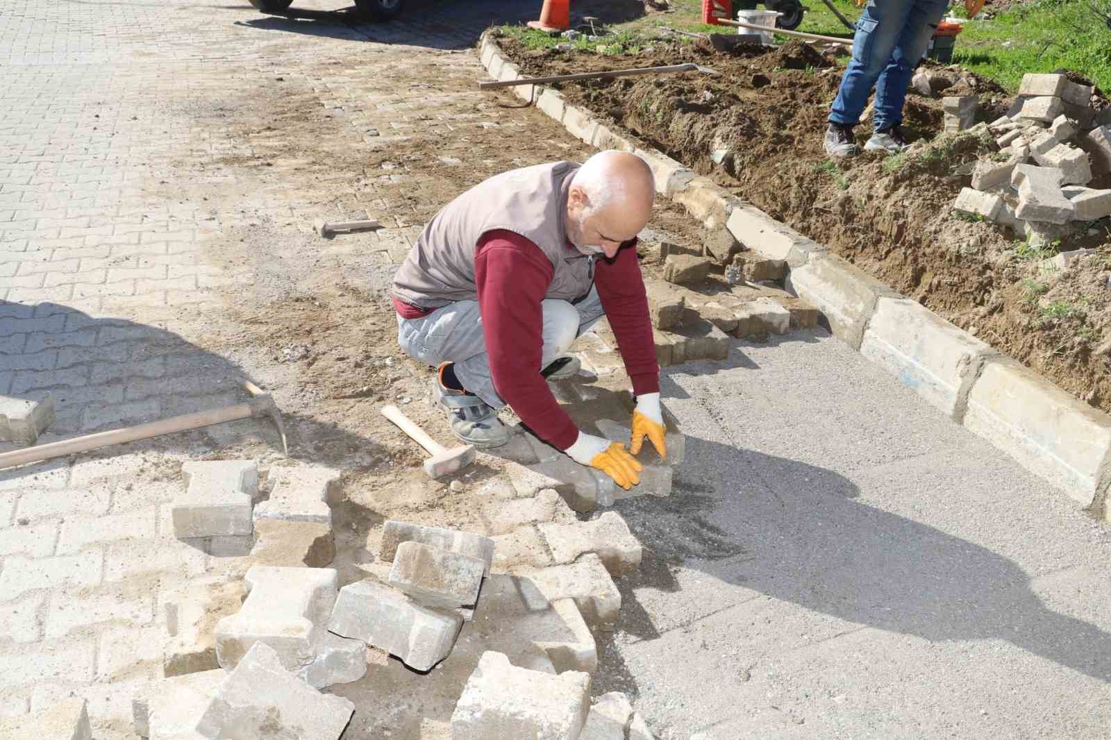 Nazilli’de yol seferberliği, bozulan parkeler yenileniyor
