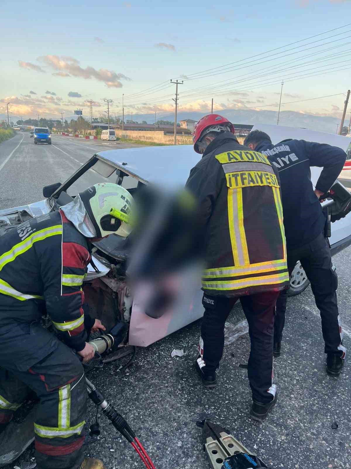Nazilli’de yolcu otobüsü ile çarpışan otomobil sürücüsü hayatını kaybetti
