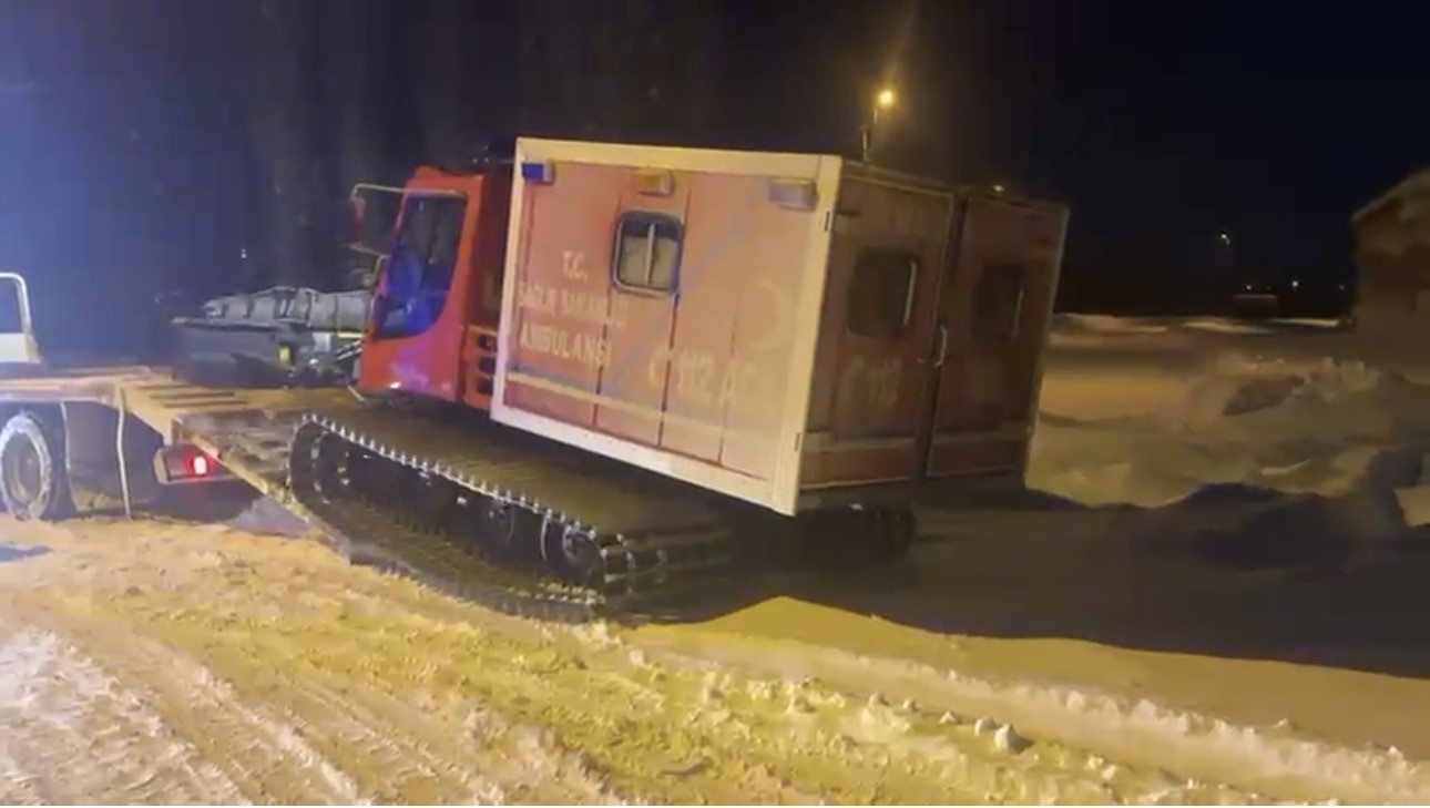 Nefes darlığı yaşayan hasta karla kaplı köyden paletli ambulansla kurtarıldı
