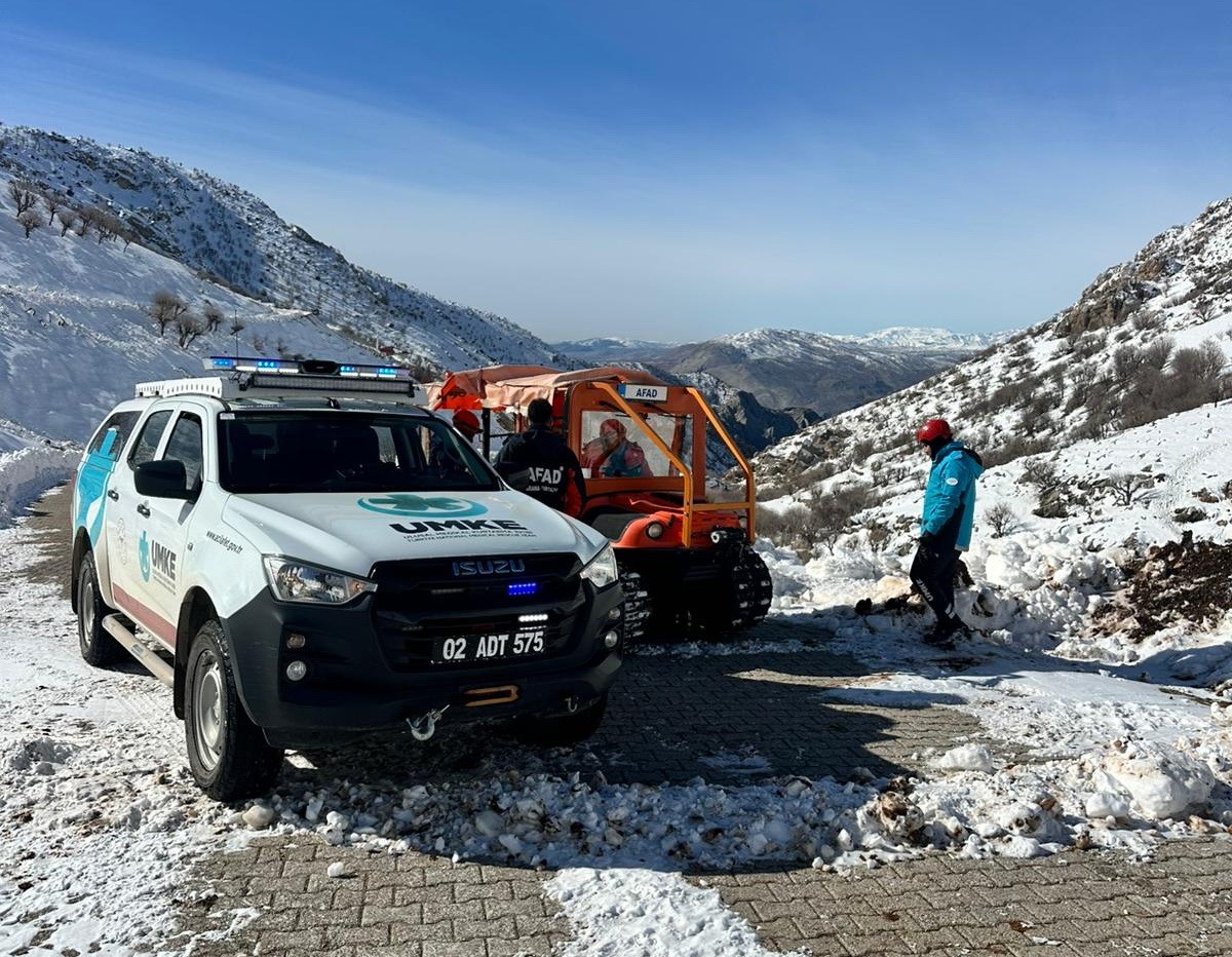 Nemrut Dağı eteklerinde hasta kurtarma operasyonu
