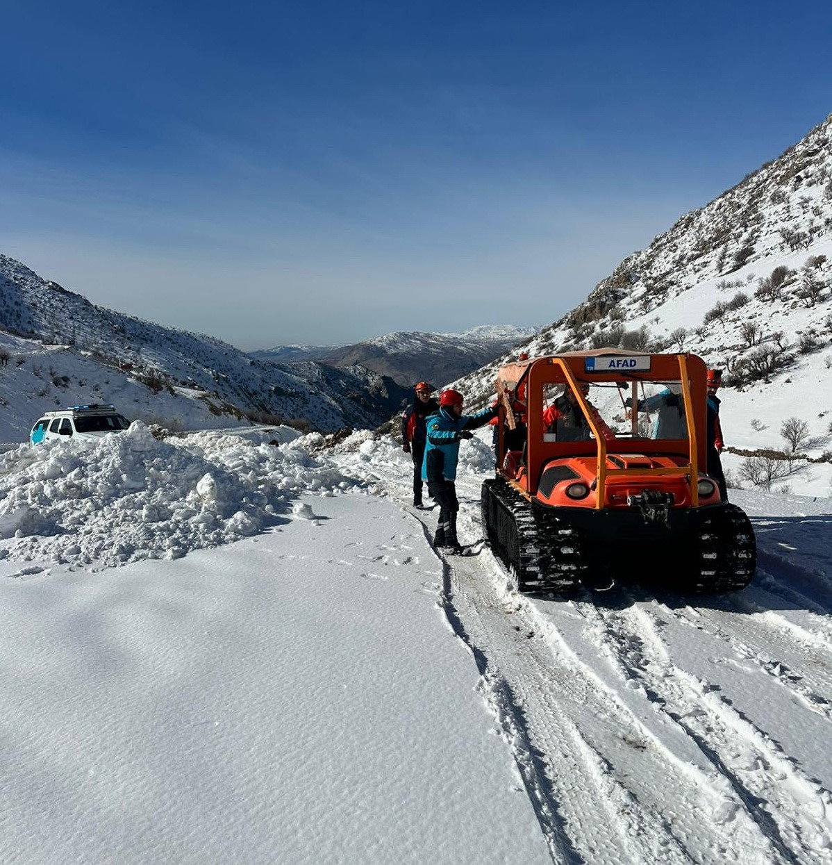 Nemrut Dağı eteklerinde hasta kurtarma operasyonu
