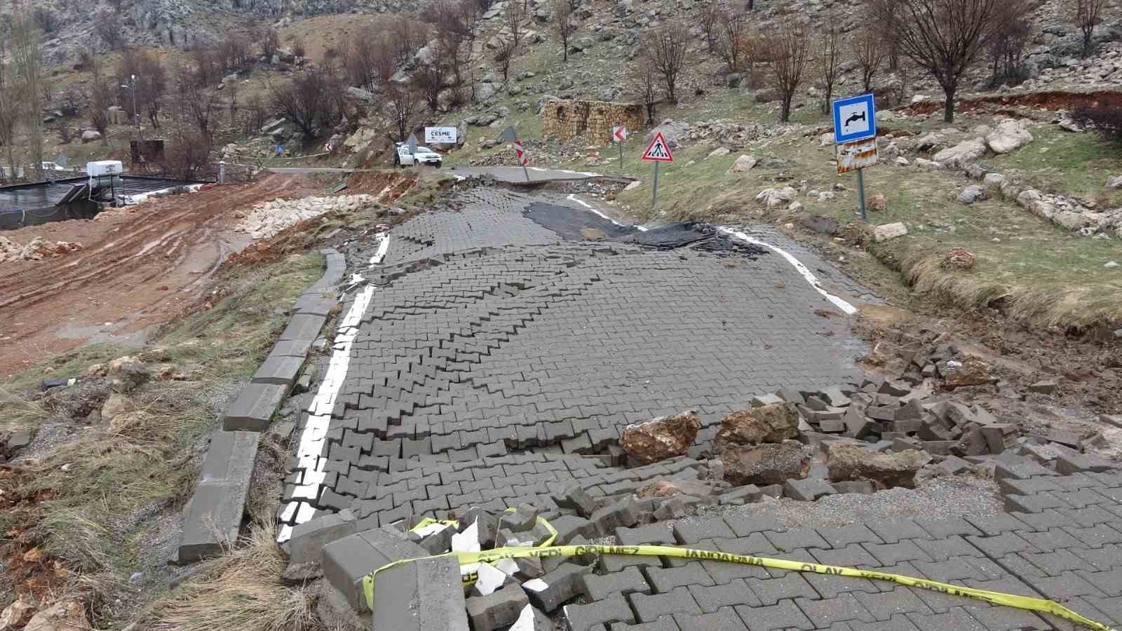 Nemrut Dağı yolunda heyelan meydana geldi

