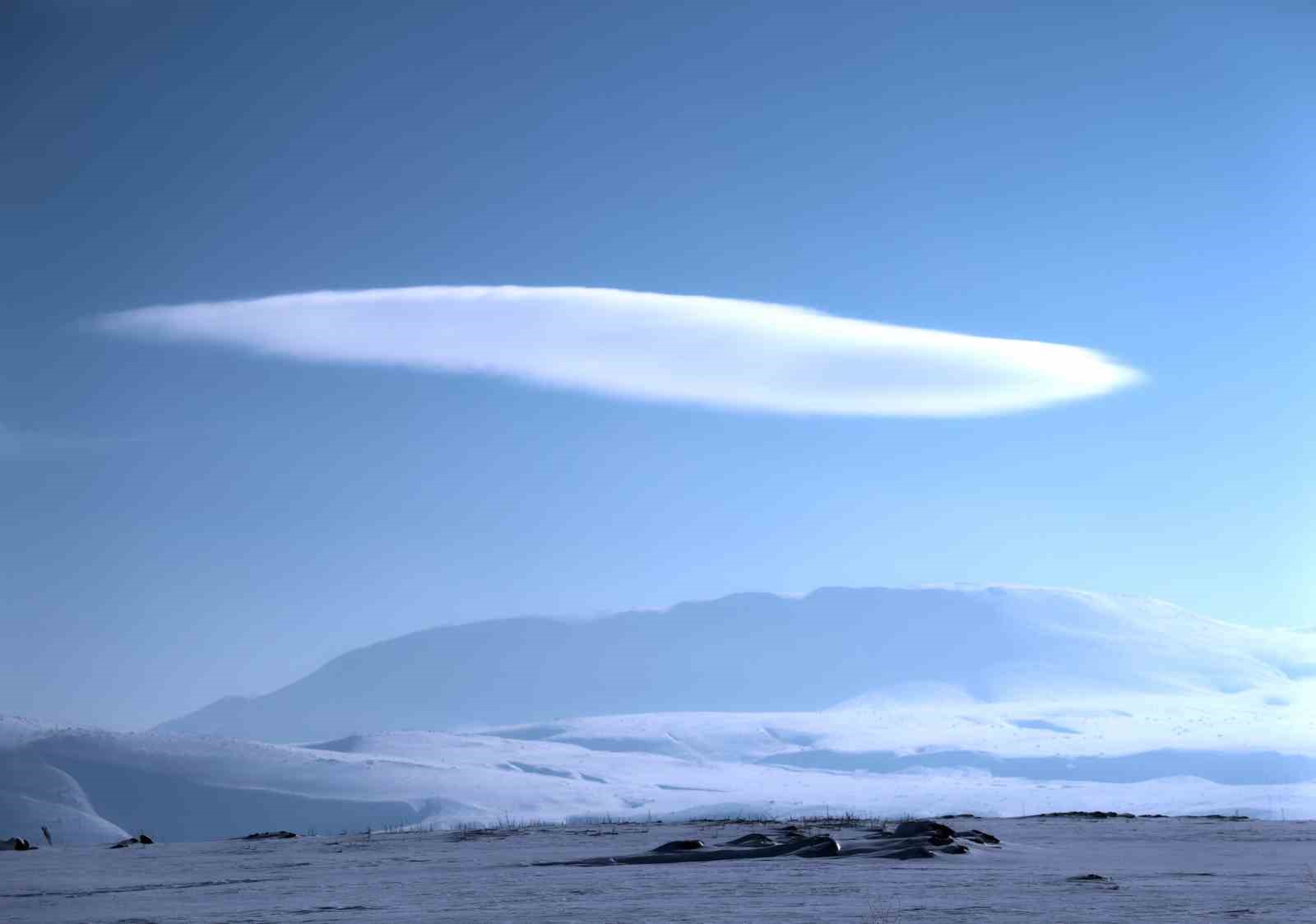 Nemrut Kalderası üzerinde mercek bulutu
