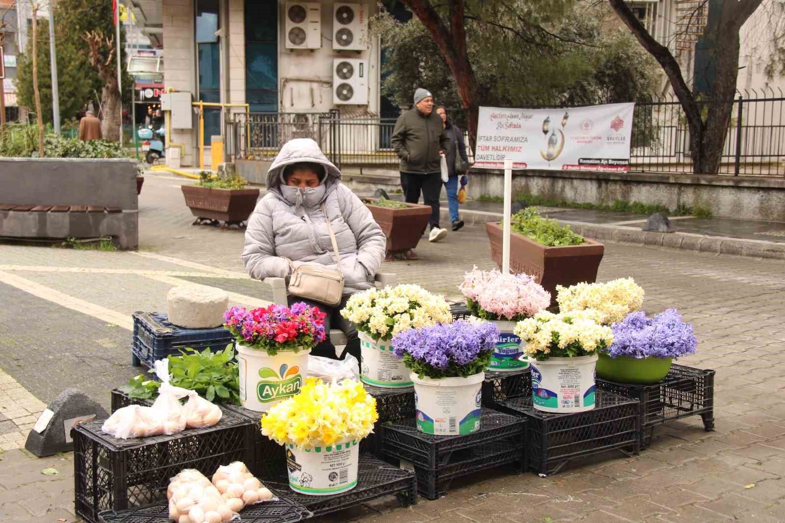 Nergisler Menteşe pazarına renk katıyor

