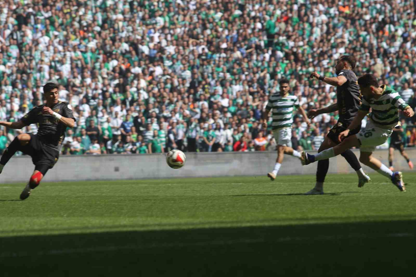 Nesine 2. Lig: Bursaspor: 1 - Somaspor: 0 (İlk yarı)
