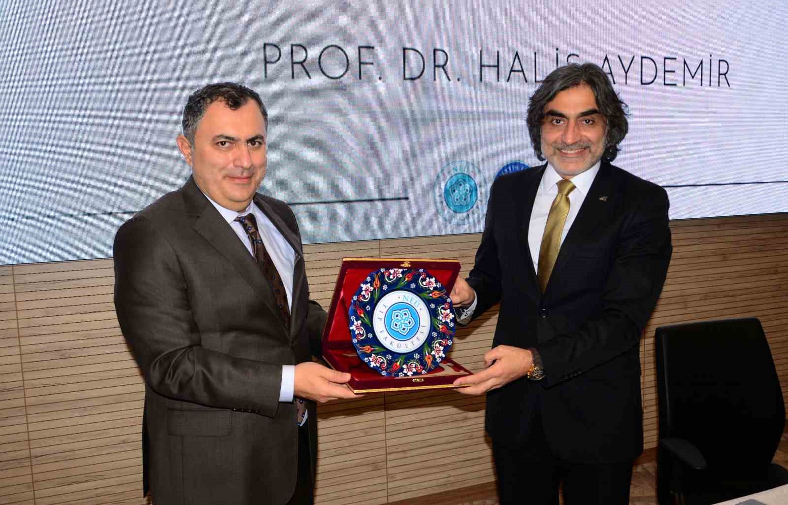 NEÜ’de "Modern Dünyada Duruş Sahibi Olmak" konuşuldu
