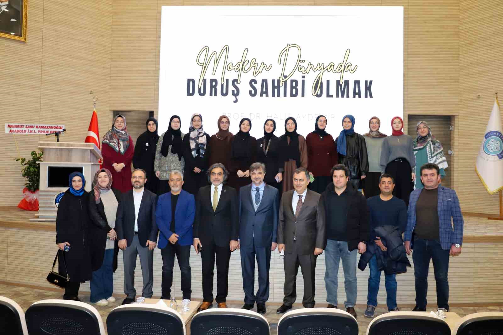 NEÜ’de "Modern Dünyada Duruş Sahibi Olmak" konuşuldu
